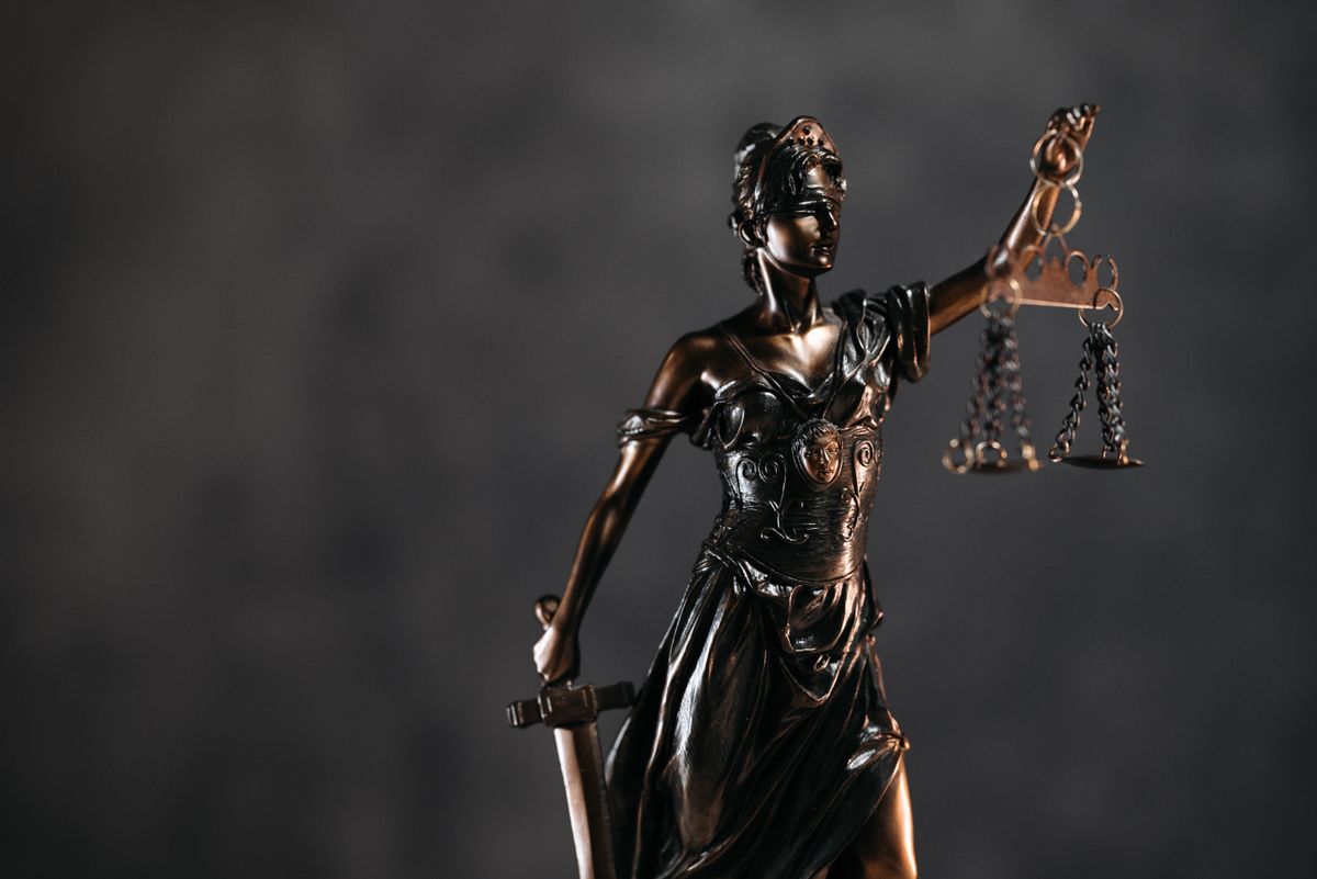 Estátua de Têmis, a deusa da Justiça, com a balança
